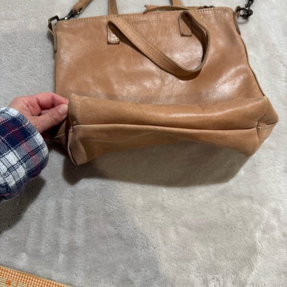 Fashionable Local + Global Leather distressed Tote Bag - Picture 5 of 10